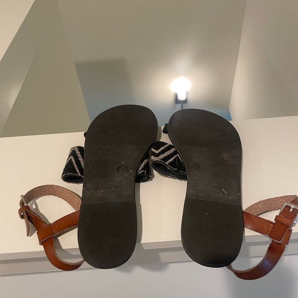 Old Navy Tassel Sandals, size 8 - Picture 3 of 3